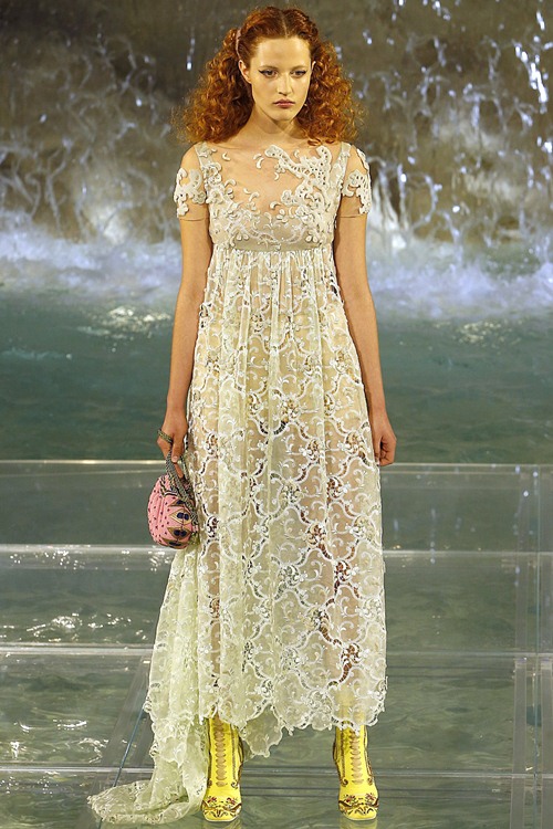 Fendi gây sốc với dàn mẫu catwalk trên mặt nước - 11