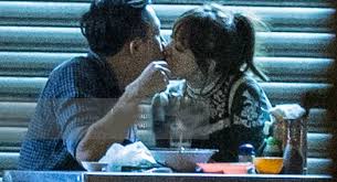 Trấn Thành bất ngờ cầu hôn Hari Won ở bar - 3