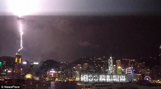 Video: 10.000 tia sét “oanh tạc” Hong Kong trong 12 giờ - 1