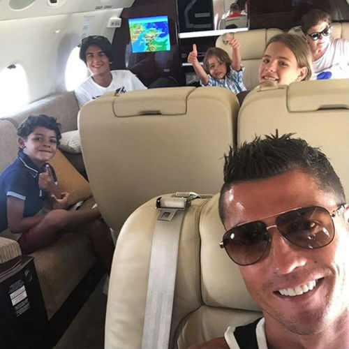 Vô địch EURO, Ronaldo dùng máy bay đưa cả nhà đi chơi - 2