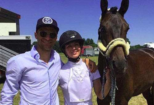 Muller tạm quên bóng đá, làm 'giám đốc cà rốt' cho vợ - 1