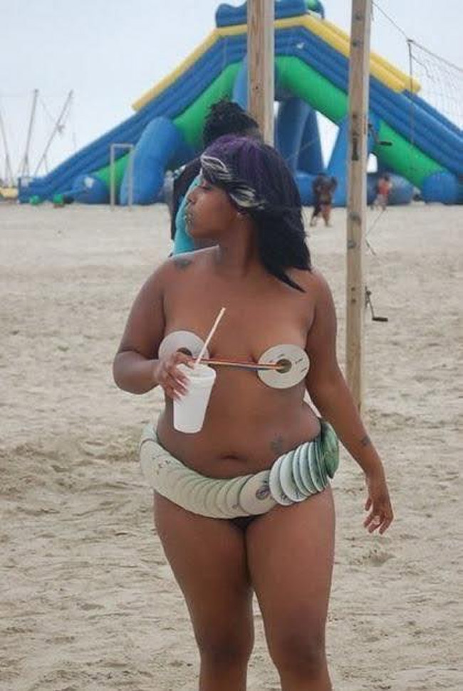 Bộ bikini duy nhất trên thế giới đã xuất hiện ở bãi biển