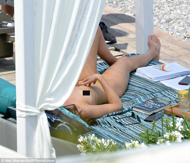 Dakota Johnson không che chắn hậu trường cảnh nóng này. Cô rất vô tư nằm trên chiếc giường được đặt cạnh bờ biển. để nghỉ ngơi chờ đến cảnh quay tiếp theo