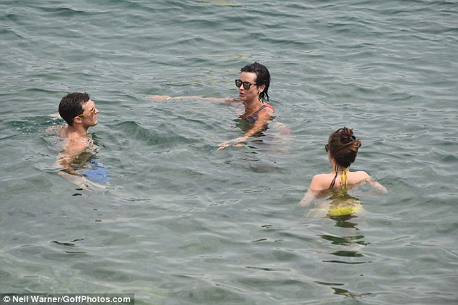 Dakota và vợ chồng bạn diễn Jamie vui đùa dưới biển.