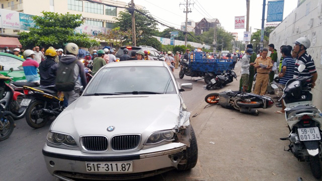 Ô tô BMW “làm loạn” trên phố, hai bà cháu nhập viện - 1