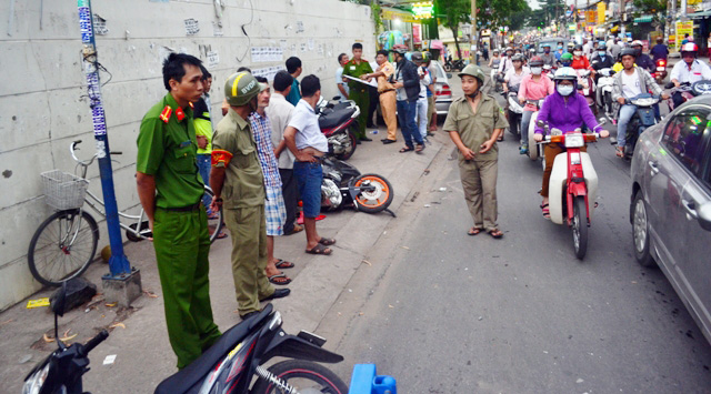 Ô tô BMW “làm loạn” trên phố, hai bà cháu nhập viện - 2