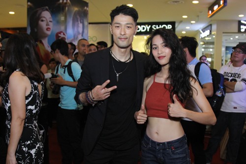 Bạn gái khoe eo thon đến ủng hộ Johnny Trí Nguyễn - 2