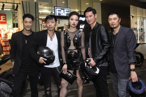 Bạn gái khoe eo thon đến ủng hộ Johnny Trí Nguyễn - 5