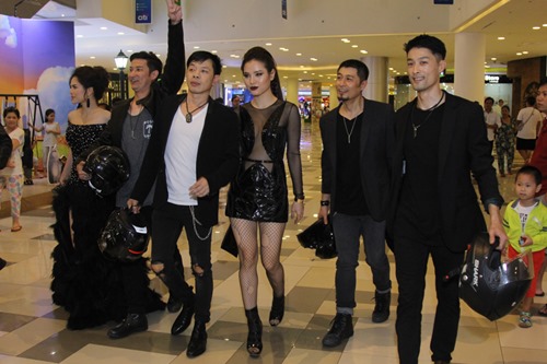 Bạn gái khoe eo thon đến ủng hộ Johnny Trí Nguyễn - 6