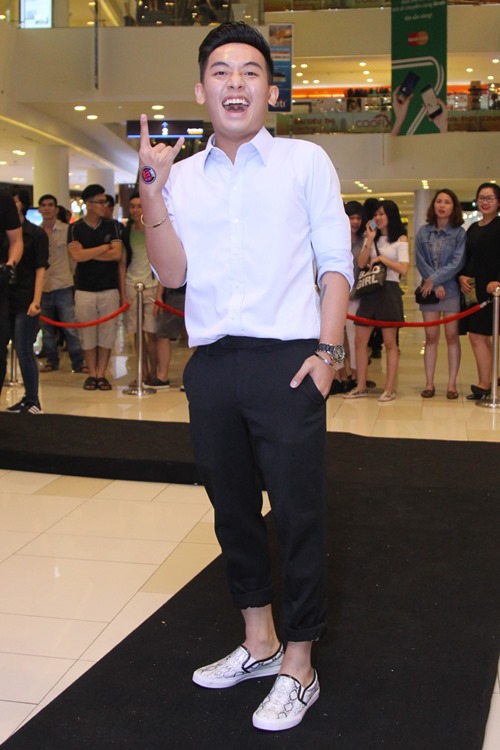 Bạn gái khoe eo thon đến ủng hộ Johnny Trí Nguyễn - 2