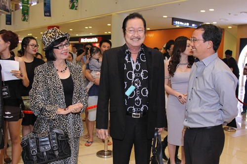 Bạn gái khoe eo thon đến ủng hộ Johnny Trí Nguyễn - 8