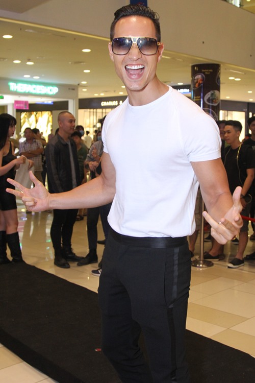 Bạn gái khoe eo thon đến ủng hộ Johnny Trí Nguyễn - 3