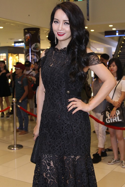 Bạn gái khoe eo thon đến ủng hộ Johnny Trí Nguyễn - 4