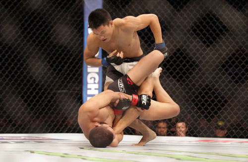 UFC: Tay đấm gốc Việt lần đầu thua sốc - 1