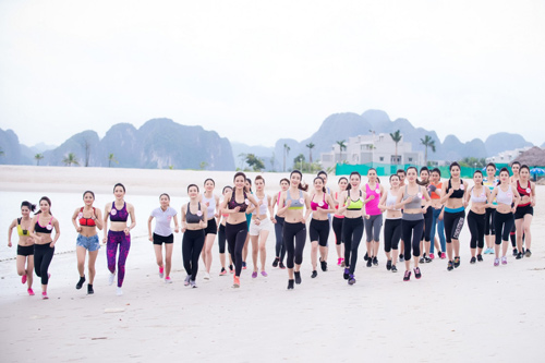 Thí sinh Hoa hậu VN khoe eo thon bên biển Hạ Long - 3