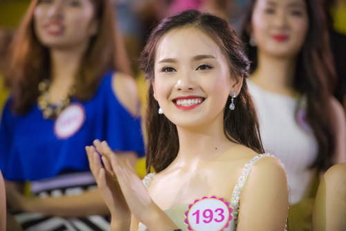 Thí sinh Hoa hậu VN khoe eo thon bên biển Hạ Long - 12