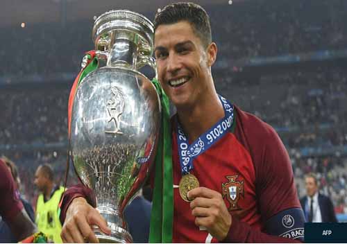 Vô địch Euro, Ronaldo ẵm luôn “Oscar thể thao” - 1