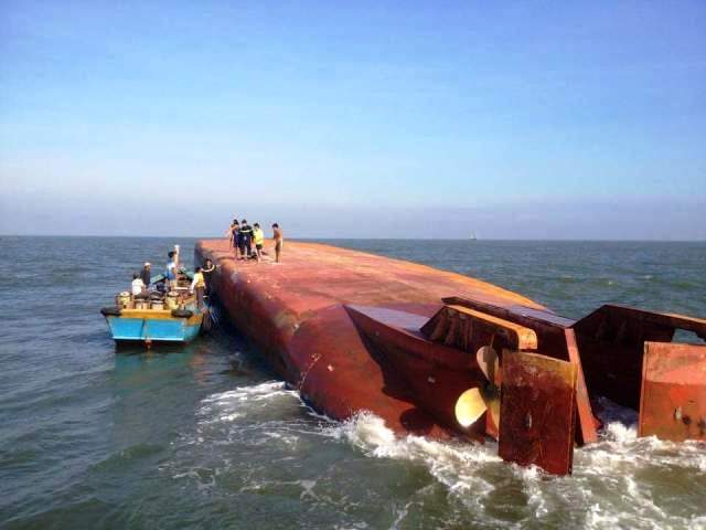 4 người kêu cứu trên sà lan bị chìm ở biển Cần Giờ - 1