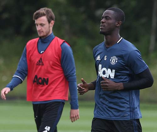 MU: Martial luyện “6 múi” chờ ra mắt Mourinho - 7