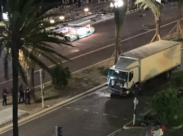 Video: Xe tải cán đám đông khiến 80 người chết ở Pháp - 1
