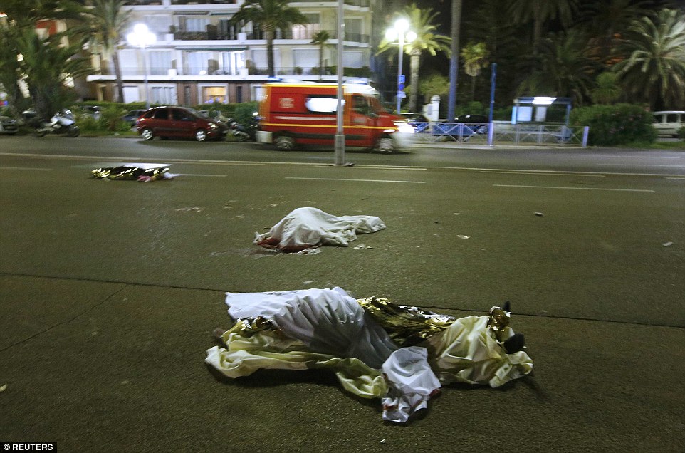 Nhân chứng khủng bố ở Pháp: Chạy qua những xác người - 1