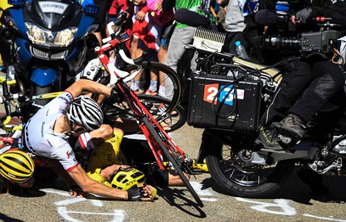 Đua xe đạp Tour de France: VĐV ngã xe, chạy bộ về đích - 1