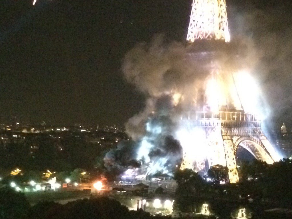 Tháp Eiffel bốc khói dữ dội sau vụ khủng bố ở Pháp - 1
