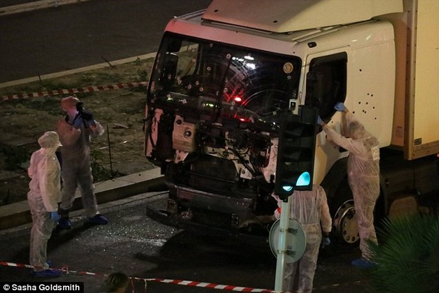Lạnh người với vũ khí trong xe tải khủng bố ở Pháp - 1