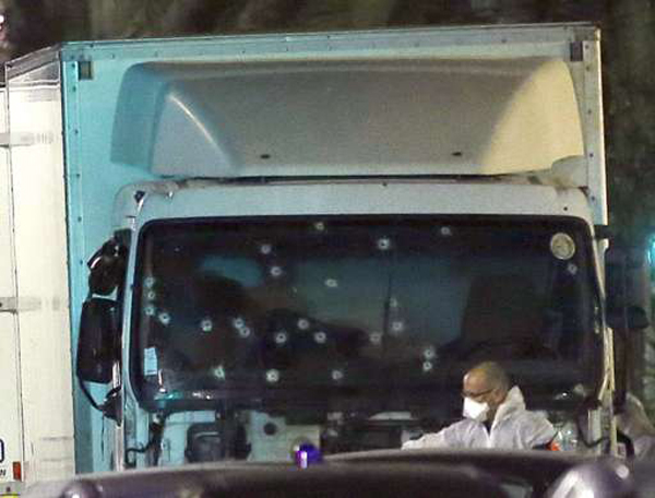 Lộ rõ kẻ lái xe tải khủng bố khiến 84 người chết ở Pháp - 1