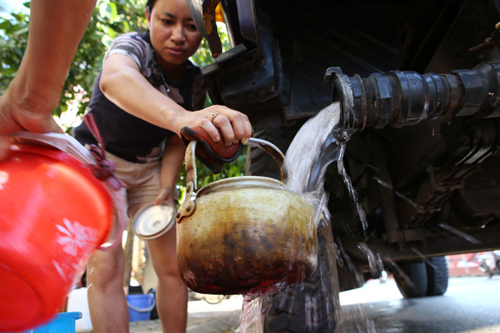 HN: Đường nước sông Đà giảm áp, hàng ngàn hộ dân thiếu nước - 1
