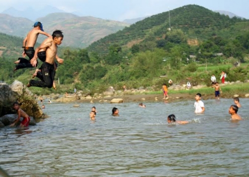Tìm thấy thi thể 2 học sinh đuối nước trên sông Cà Lồ - 1