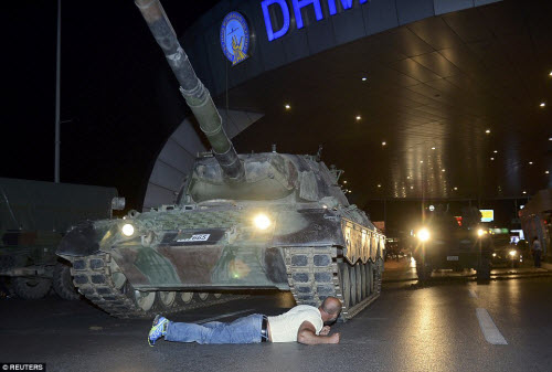 Cảnh dữ dội trong cuộc đảo chính ở Thổ Nhĩ Kỳ - 1