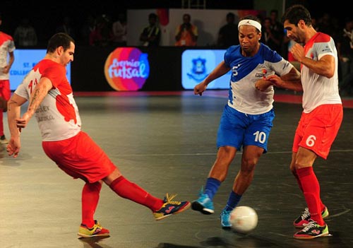 Ronaldinho, Ryan Giggs trình diễn ma thuật ở giải Futsal - 1