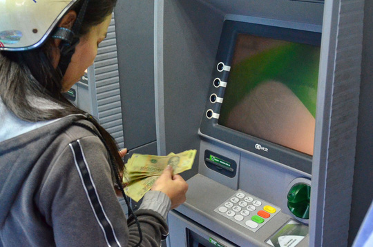 Nhiều ATM chưa nâng hạn mức rút tiền - 1