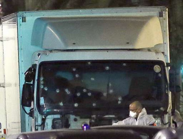 4 điểm bất thường trong vụ khủng bố bằng xe tải ở Pháp - 1