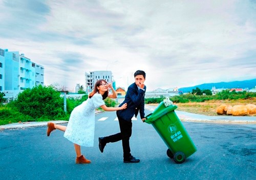 Cặp đôi Vũng Tàu chụp ảnh cưới bên thùng rác - 1
