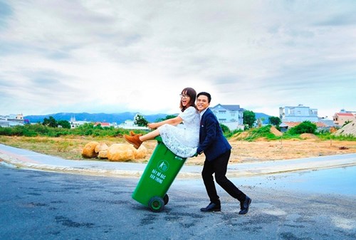 Cặp đôi Vũng Tàu chụp ảnh cưới bên thùng rác - 3