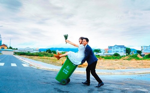 Cặp đôi Vũng Tàu chụp ảnh cưới bên thùng rác - 5