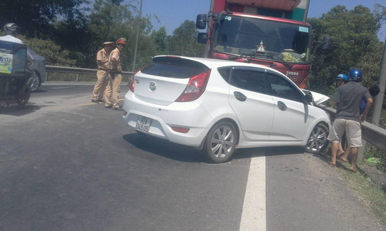 Giảm tốc bất ngờ, 3 ô tô tông nhau liên hoàn - 2