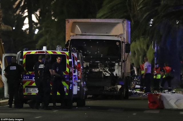 Pháp bắt 7 người nghi liên quan vụ khủng bố bằng xe tải - 1