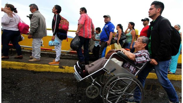 Hơn 35.000 người Venezuela vượt biên mua sắm - 1