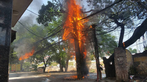 HN: Cột điện bốc cháy dữ dội trên đường Hoàng Quốc Việt - 1
