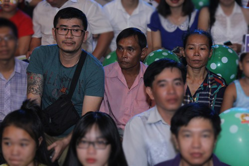 Bố mẹ Hồ Văn Cường hồi hộp chờ con trai biểu diễn - 1