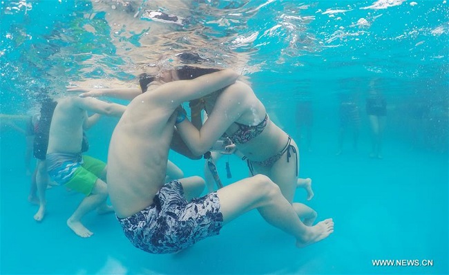 15 cặp đôi đã cùng tham gia cuộc thi hôn nhau dưới nước.