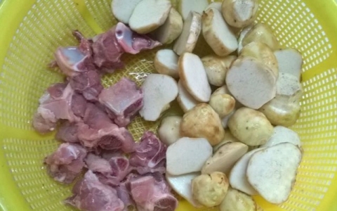 Canh xương ninh khoai sọ rau muống ngon tuyệt ngày hè - 2