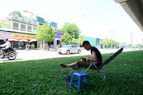 Hà Nội: Dân lao động chui lòng đất trốn nắng nóng - 7