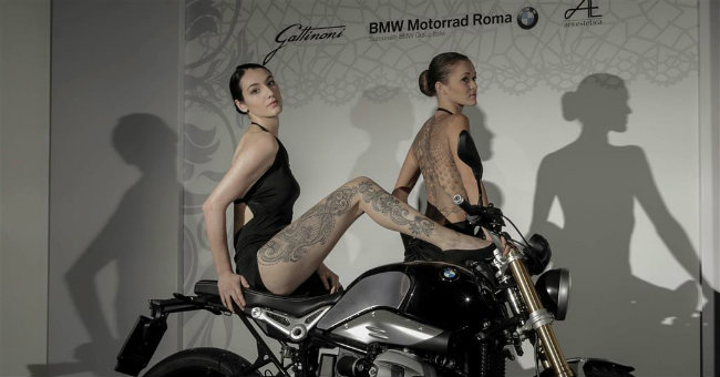 Người đẹp khoe chân dài thẳng với hình xăm hoa văn đang chế ngự trên chiếc mô tô mang phong cách hoài cổ BMW R nineT.