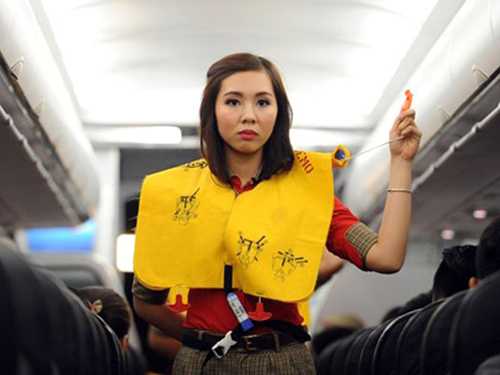 Xử phạt hành khách tự ý sử dụng áo phao trên máy bay - 1