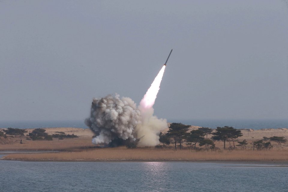 Triều Tiên phóng 3 tên lửa đạn đạo tầm bắn trùm HQ - 1