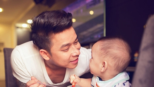 2 ông bố "bỉm sữa" đảm đang nhất showbiz Việt - 16